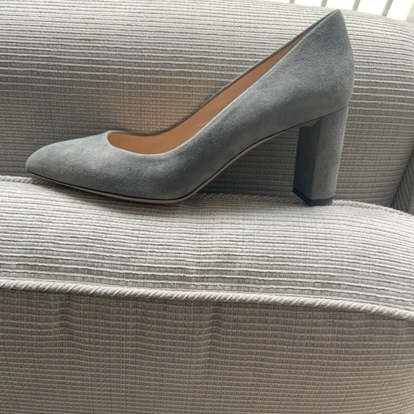 M. Gemi light grey suede pumps. - Picture 2 of 7